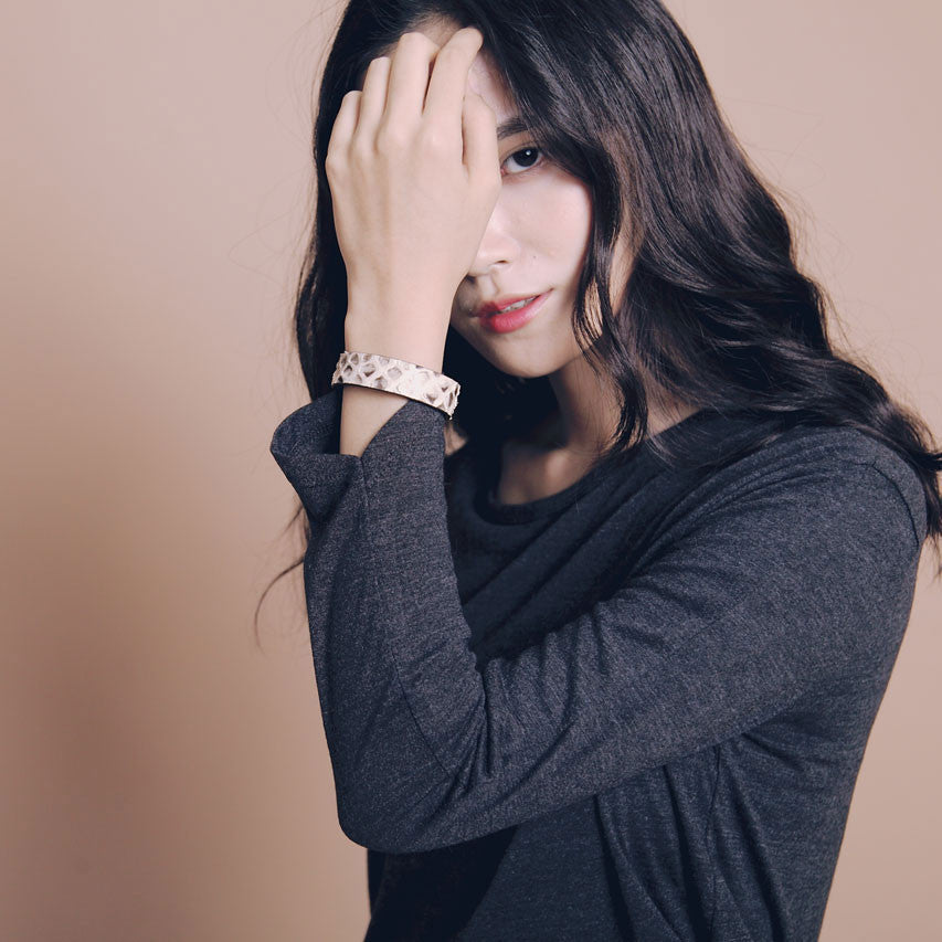 斜角袖口素面上衣