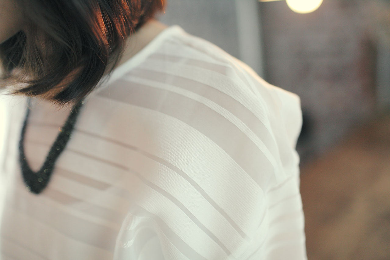 微透膚橫紋圓領上衣