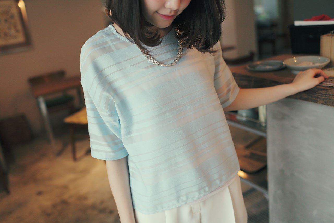 微透膚橫紋圓領上衣