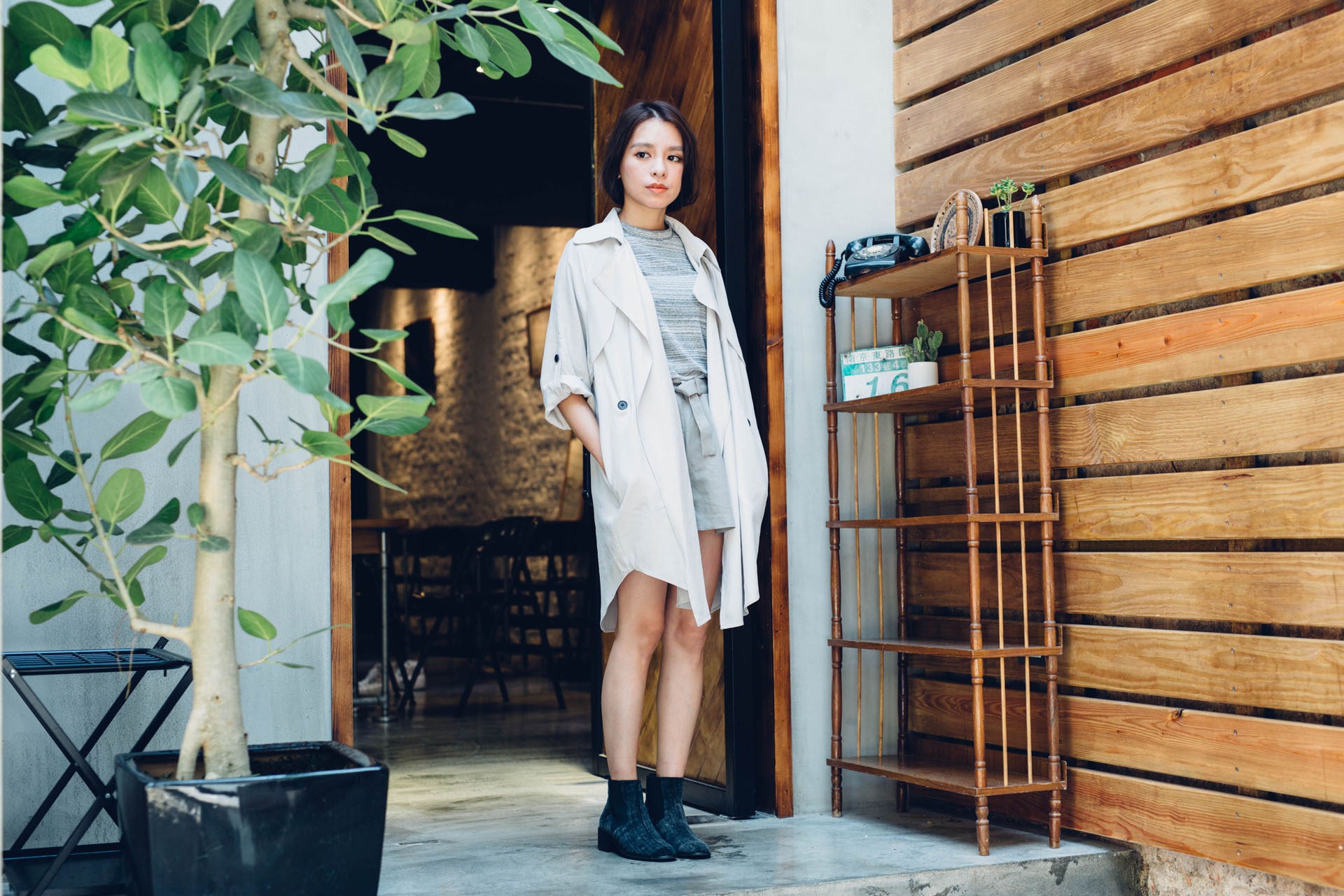 隨性翻領薄風衣(白)