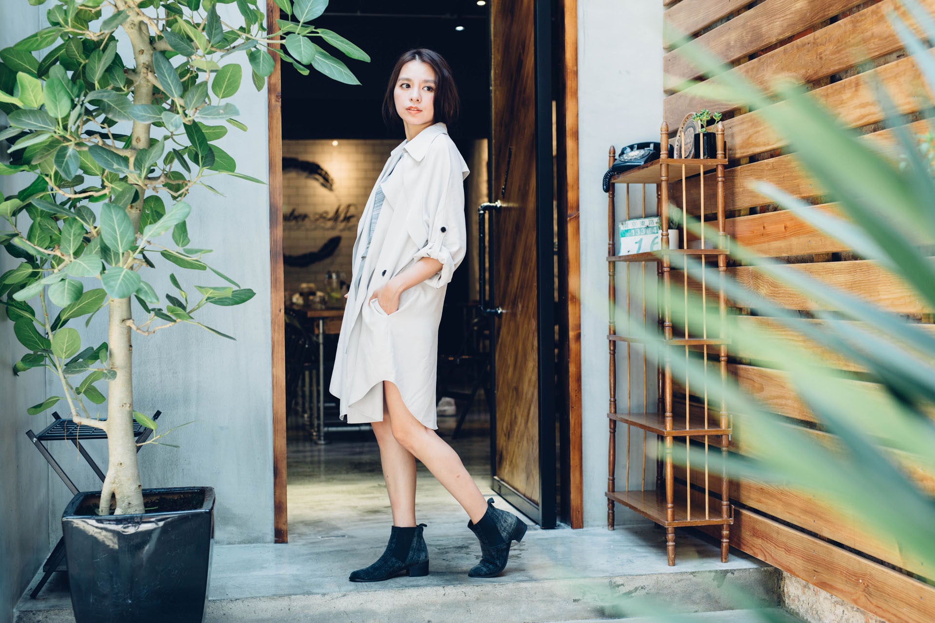 隨性翻領薄風衣(白)