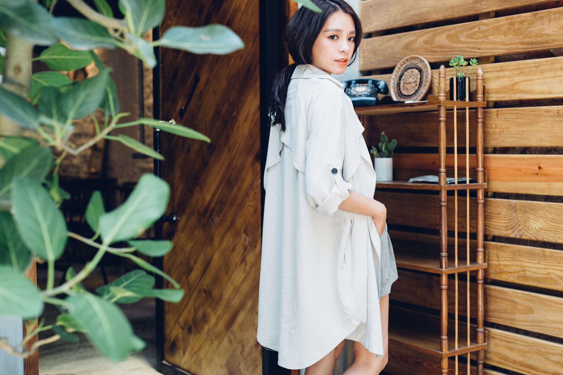 隨性翻領薄風衣(白)