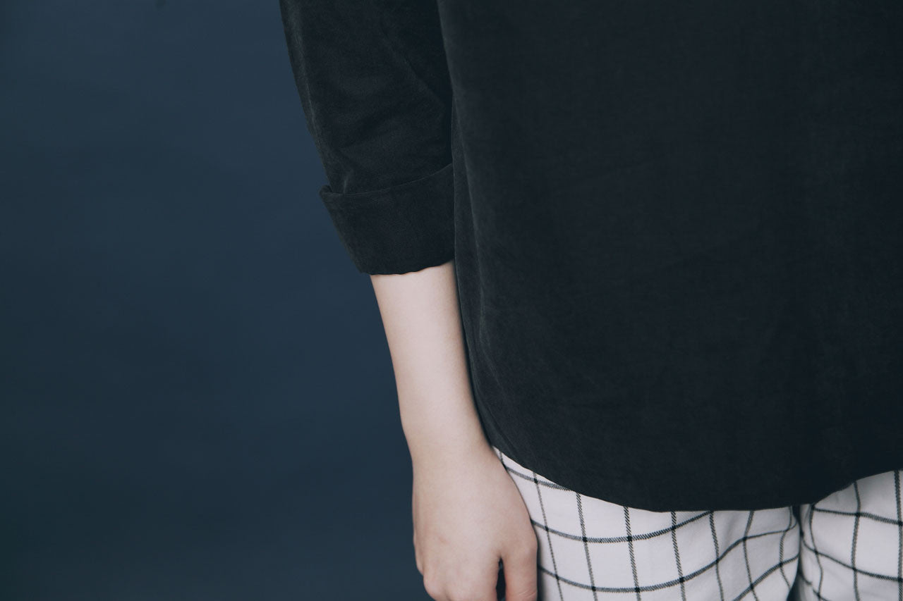 小領子蜜桃絨上衣-黑