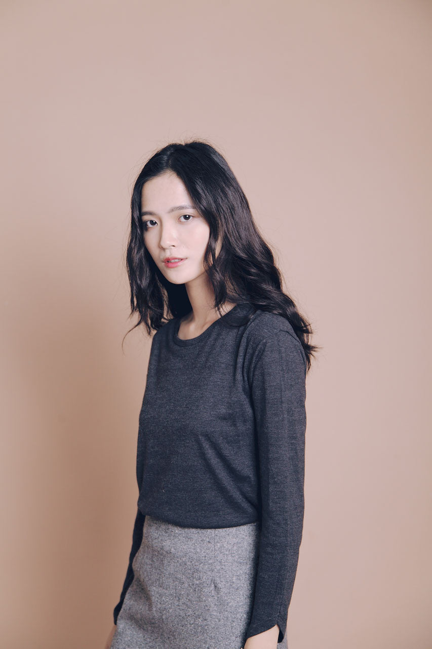 斜角袖口素面上衣