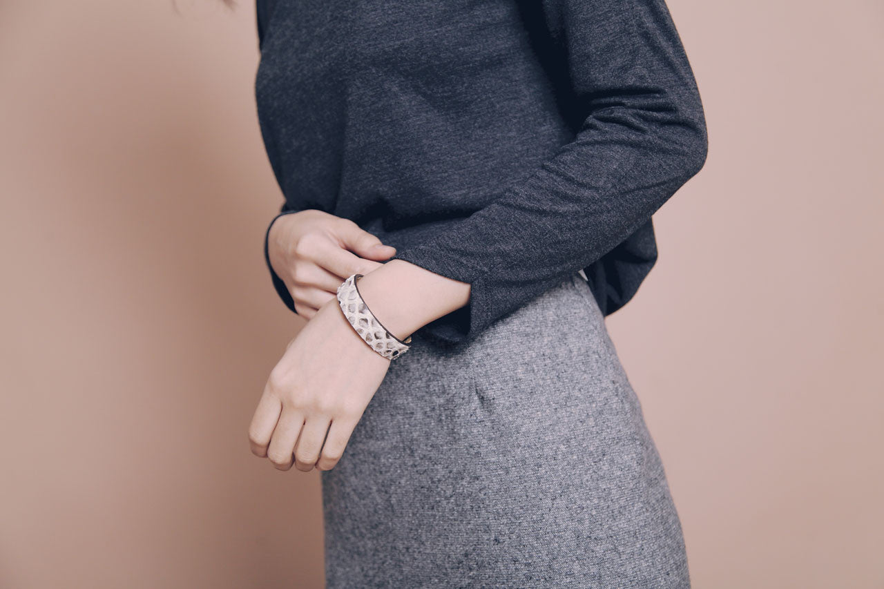 斜角袖口素面上衣