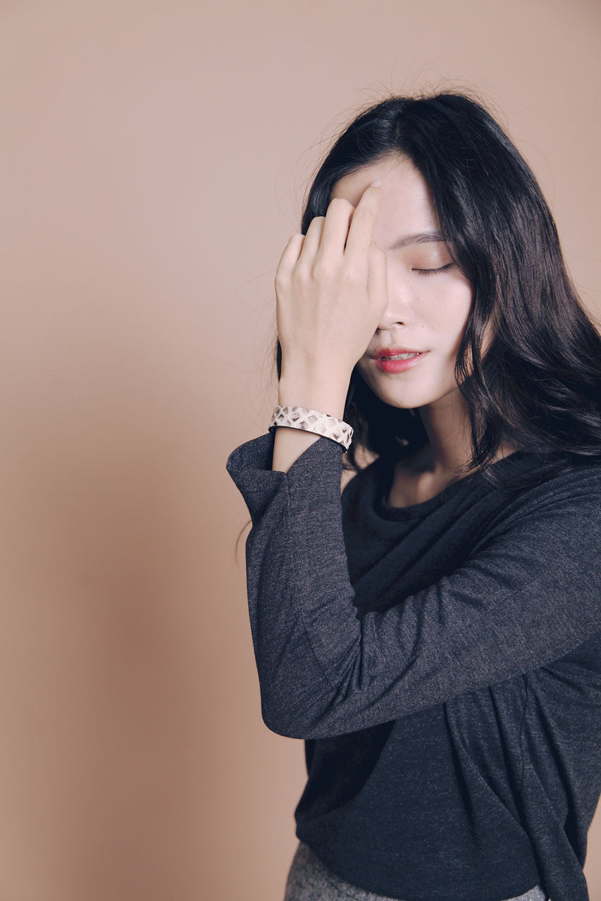 斜角袖口素面上衣