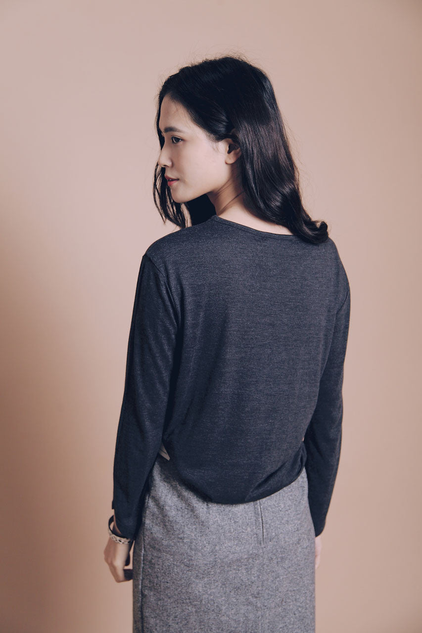 斜角袖口素面上衣