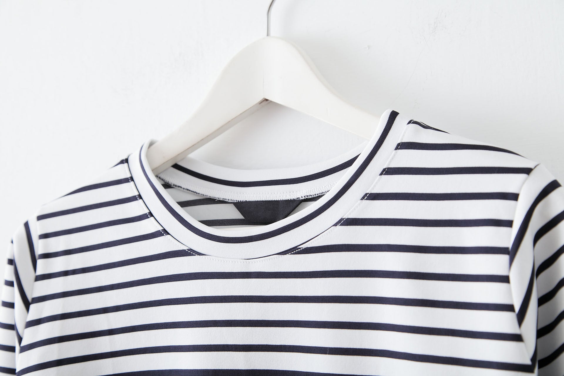 橫紋圓領挺版上衣