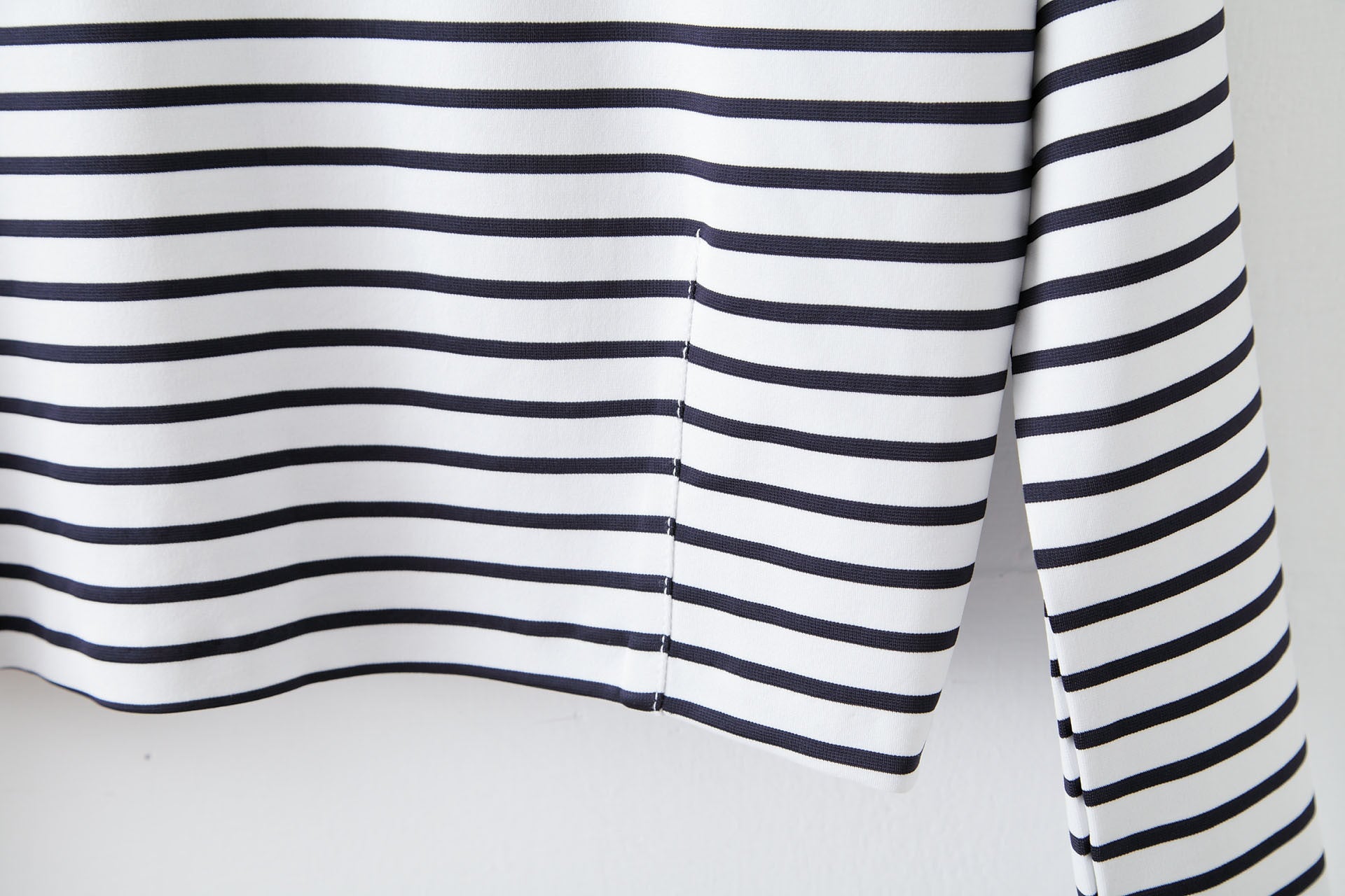 橫紋圓領挺版上衣